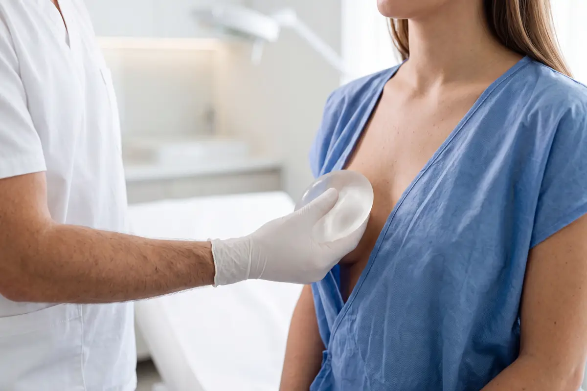 Poliklinika Beograd | Vađenje implantata iz grudi